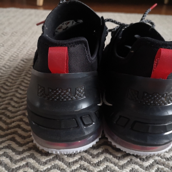LeBron XVIII Nike - Picture 2 of 10